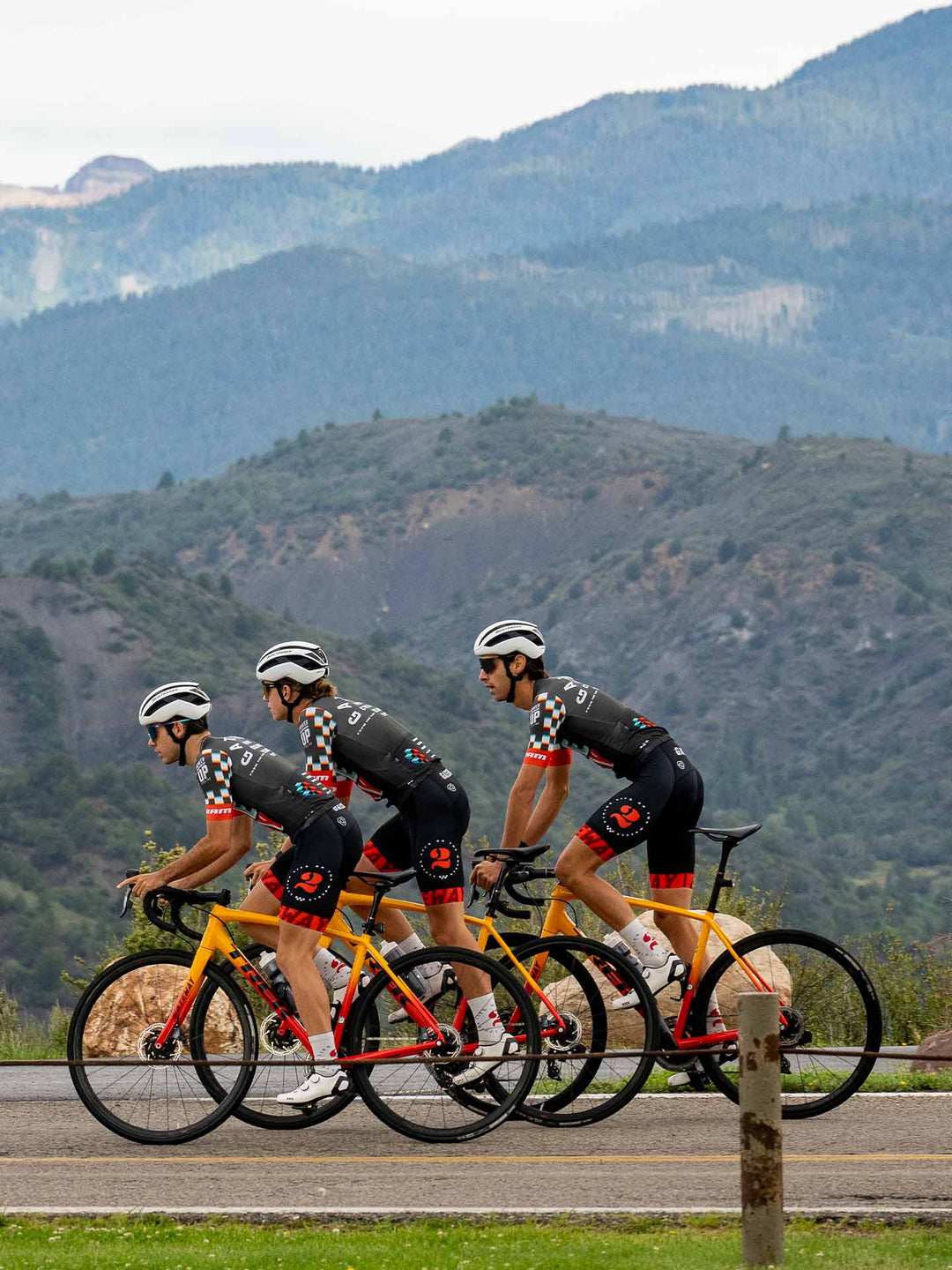 お揃いのジャージにお揃いのバイクでロングライド中の３人のローディの写真