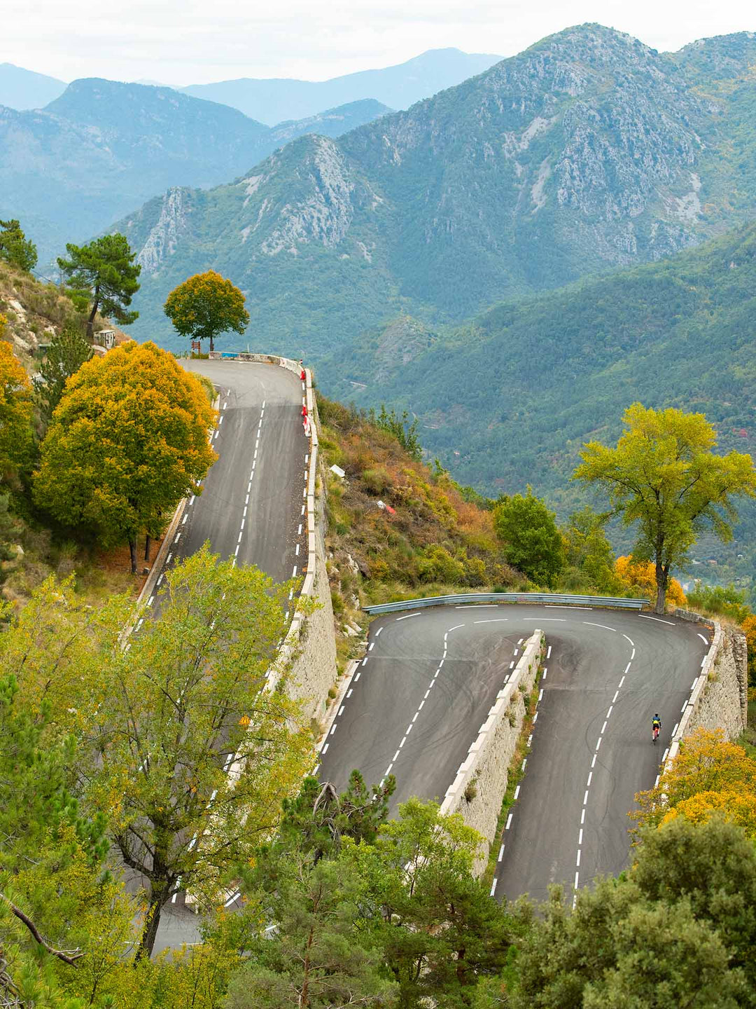 かなりの勾配のヘアピンカーブの連続を上空からとらえた写真