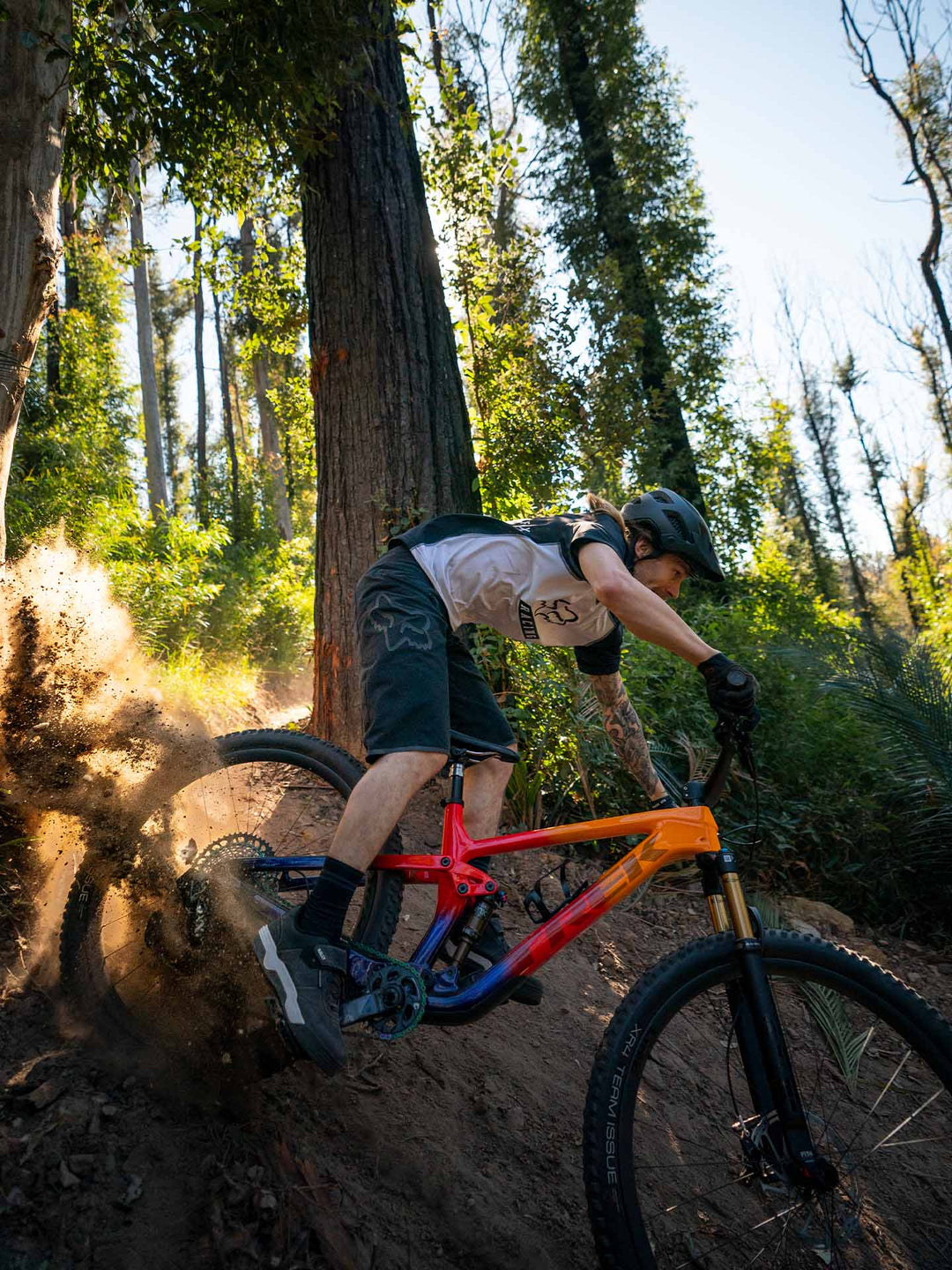 タイトなダウンヒルコーナーを曲がるフルサスペンションMTB
