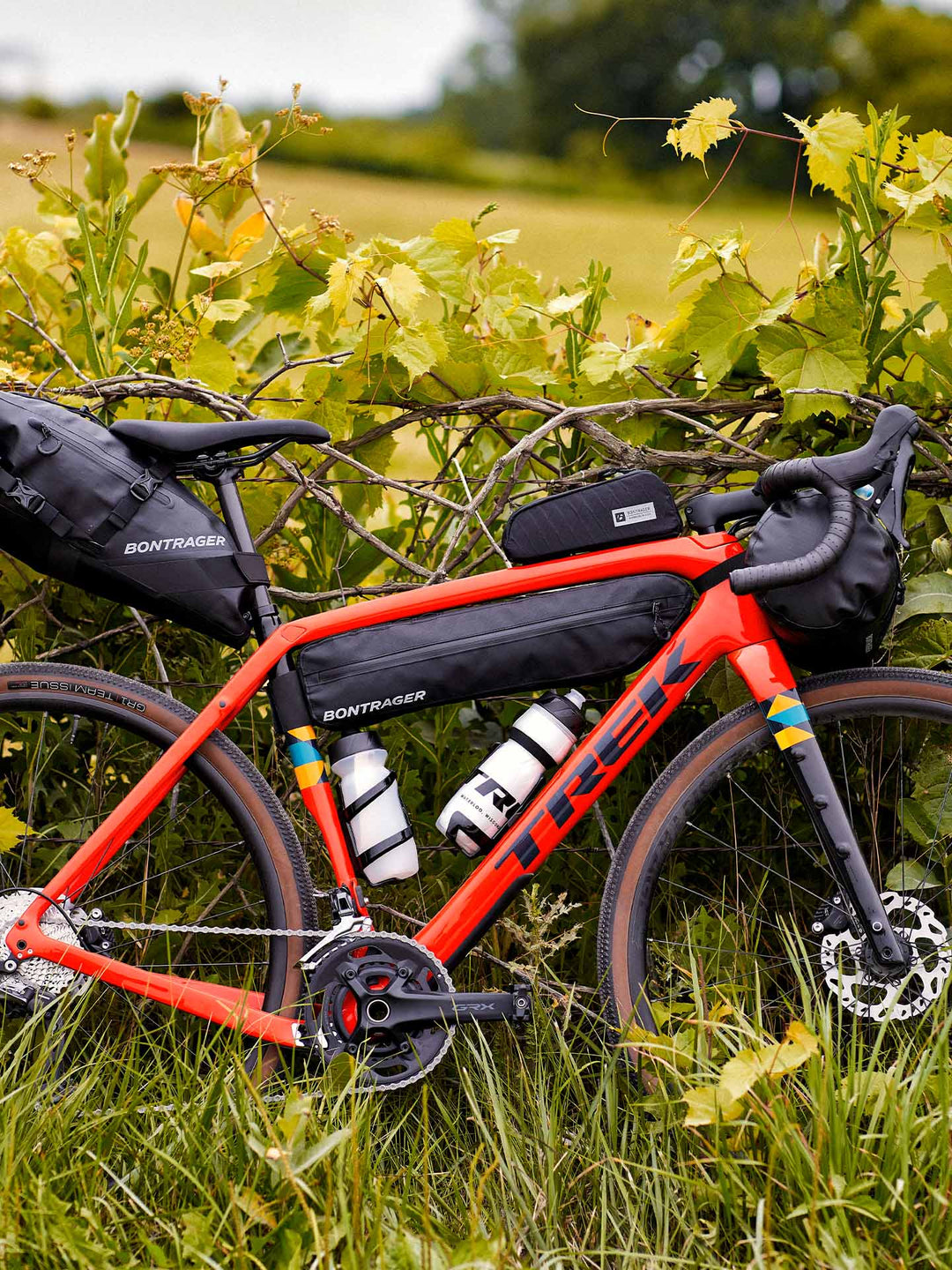 バイクパッキング用バッグなどたくさんの用品を取り付けてあるロードバイクの写真