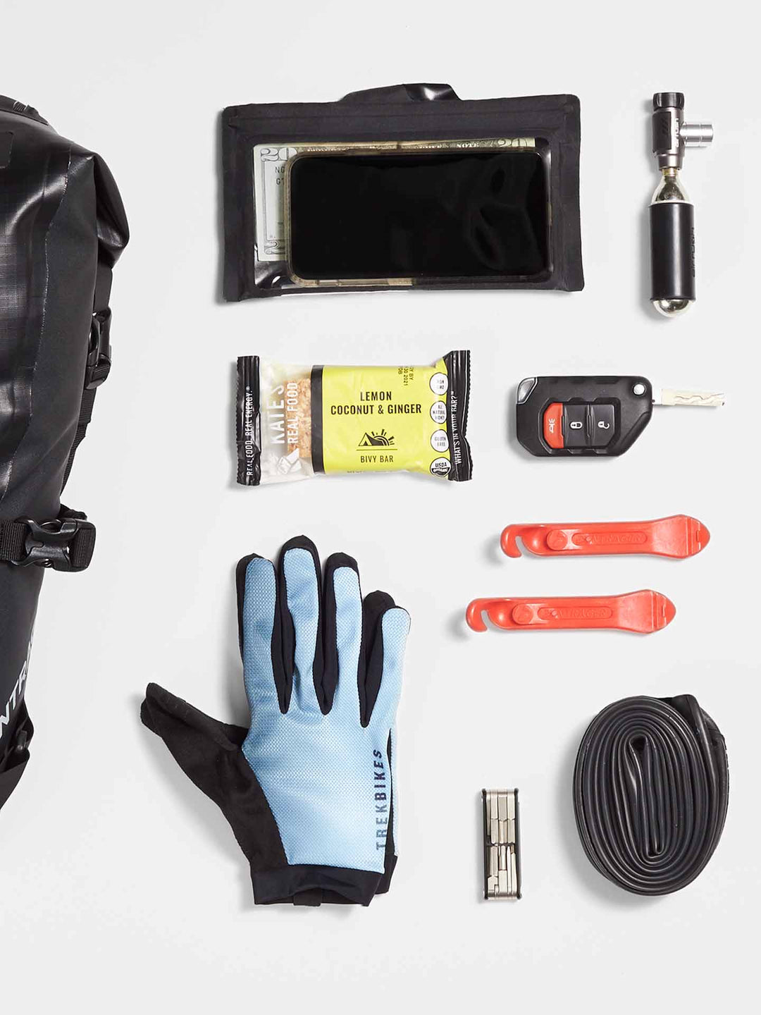 スマホケース、携帯空気入れ、パンク修理キットなどを広げた写真