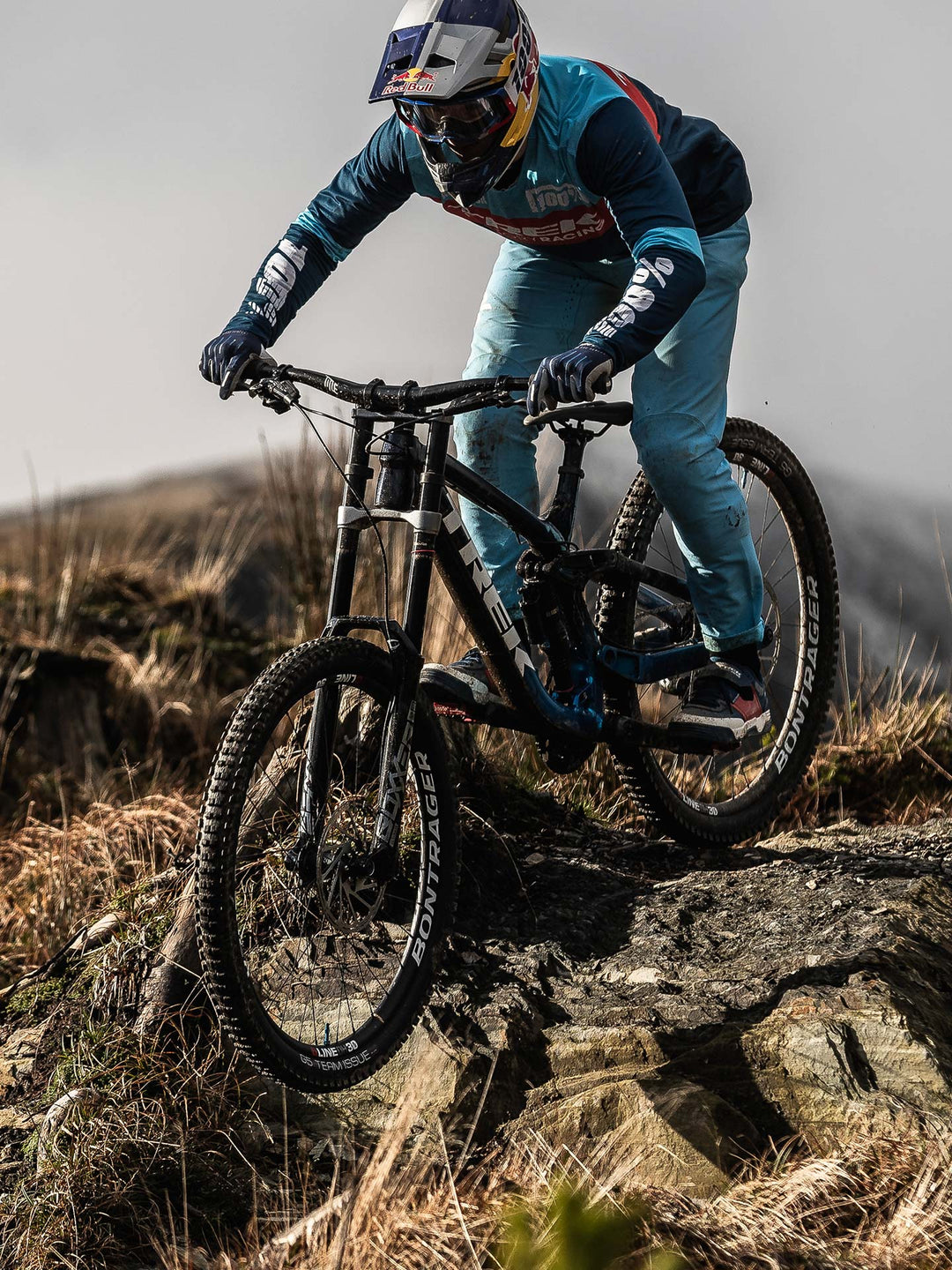 ロングストロークサスペンションを搭載したダウンヒルバイクのライドイメージ写真