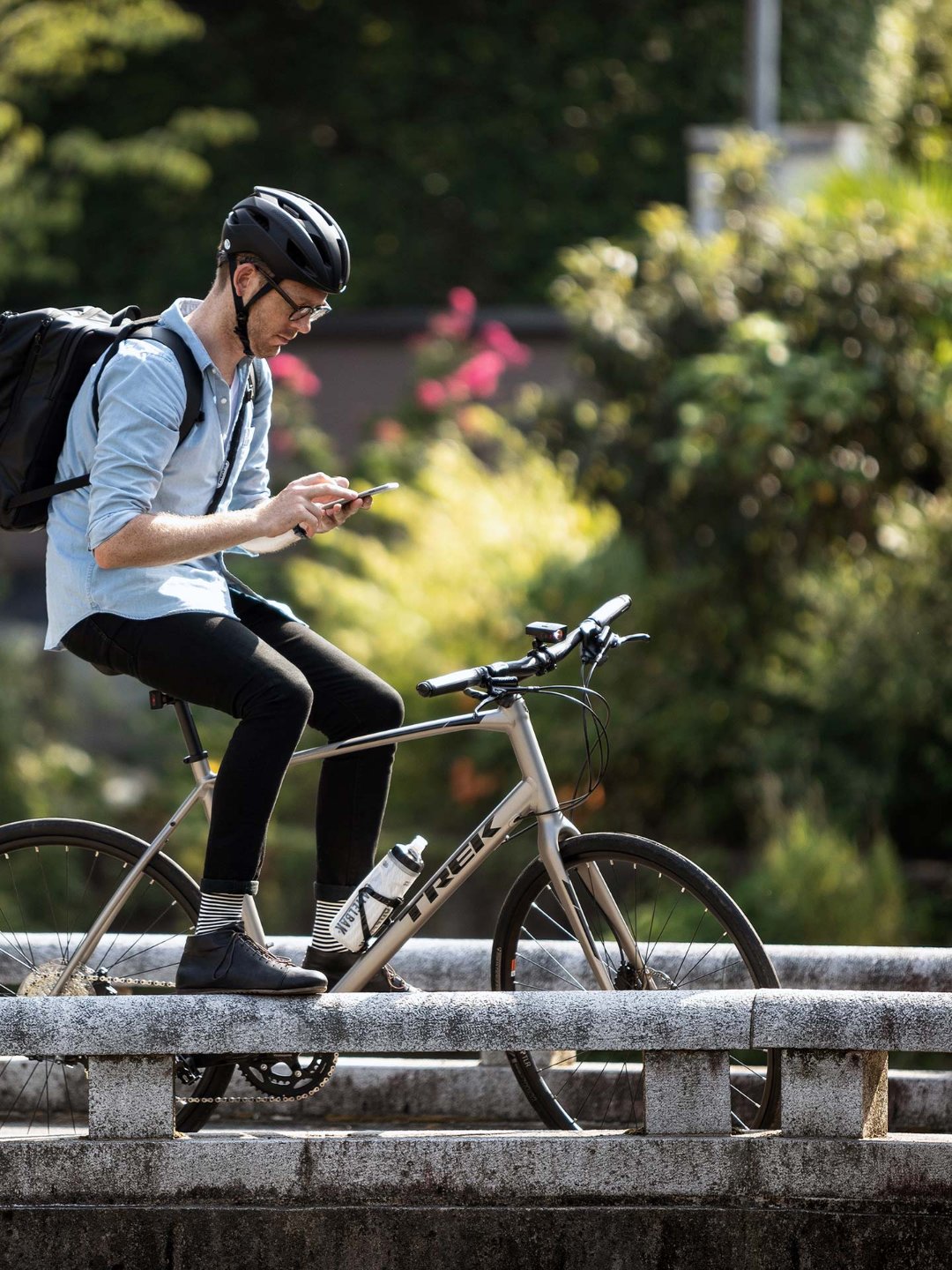 通勤通学の途中自転車を止めスマホをチェックしている様子