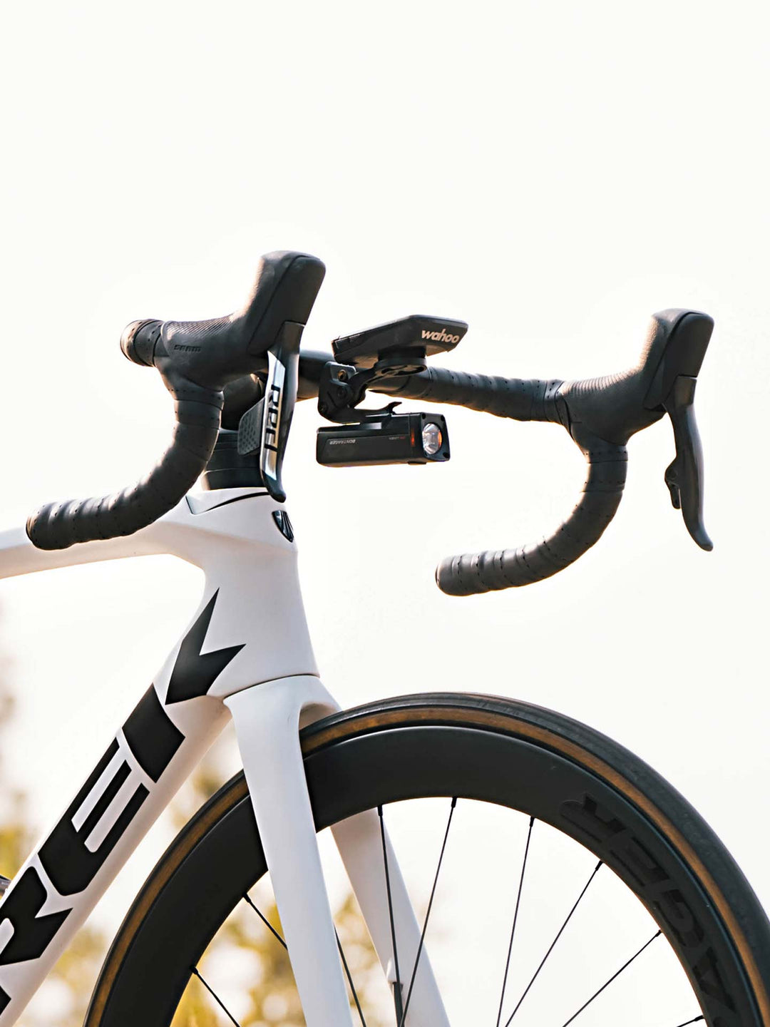 ロードバイクに搭載されているドロップハンドルの形状がよくわかる写真１