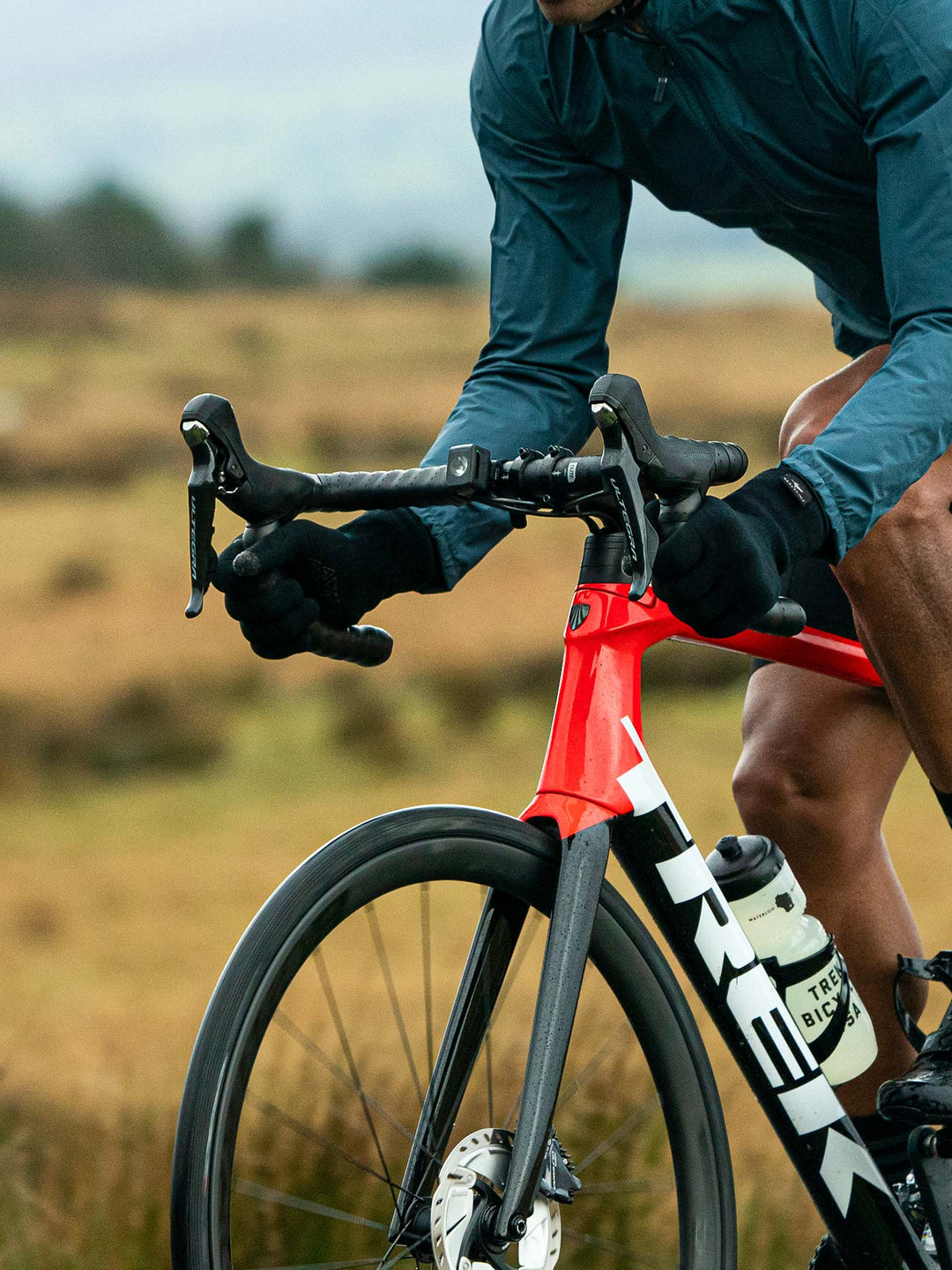 下ハンドルを握った状態でブレーキも変速もできることをわかりやすくした写真