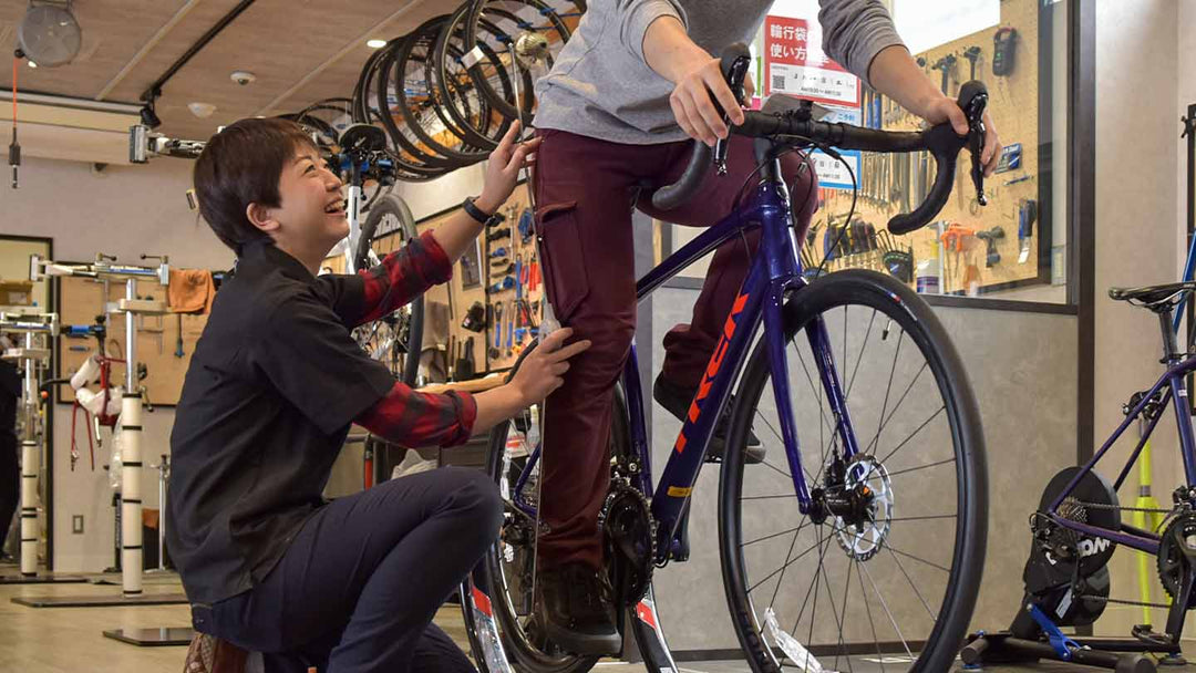 サイズフィッティングを行っている写真