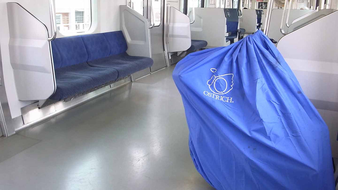 電車内でシートの隅に置いてある輪行袋の写真