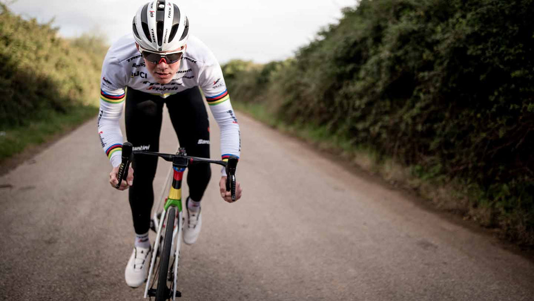 前面投影面積が小さいエアロロードバイクに乗っている選手を真正面から撮影した写真