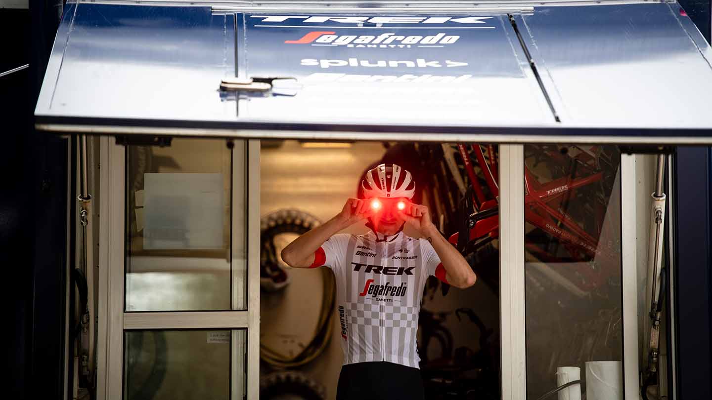 赤く光るテールライトを目の位置に持ってきてまるで目が光っているかのように見せている写真