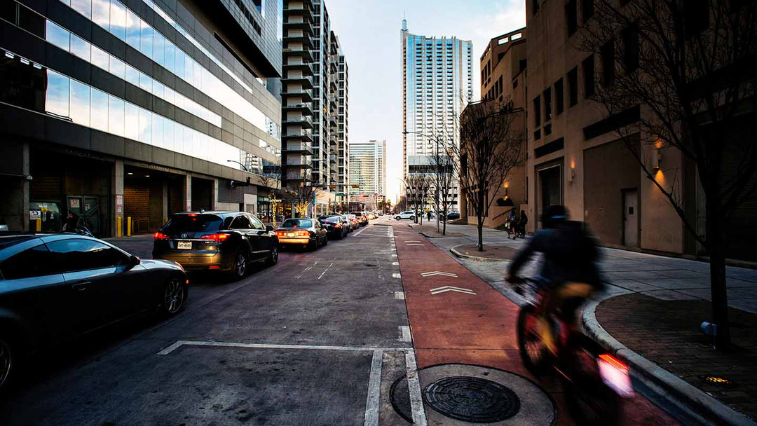 夕暮れ時の自転車通勤のワンシーン