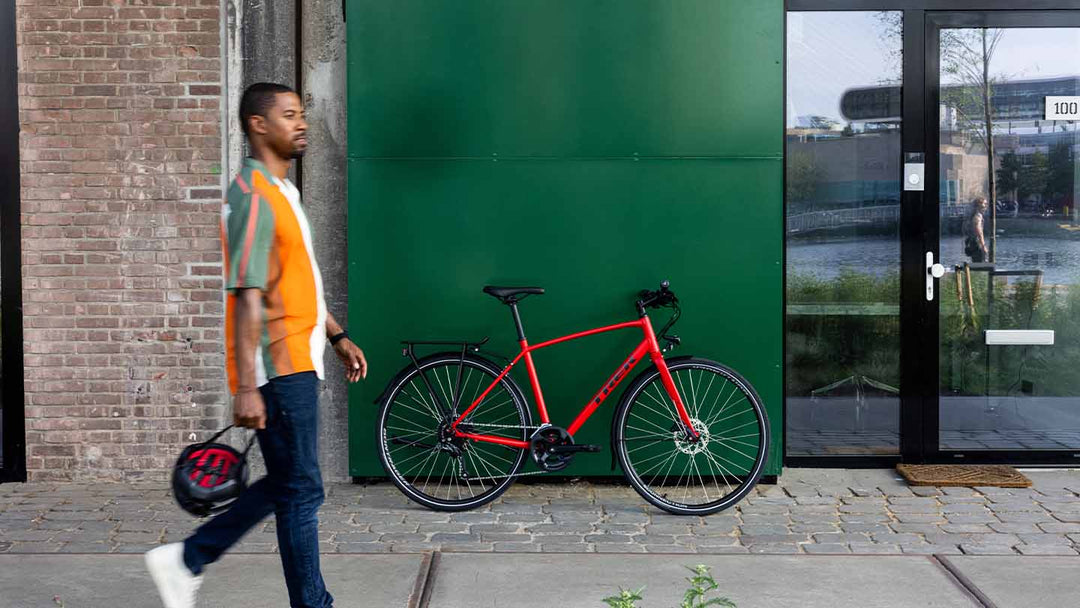 緑の壁に立てかけてある赤いクロスバイク、コントラストが綺麗な写真