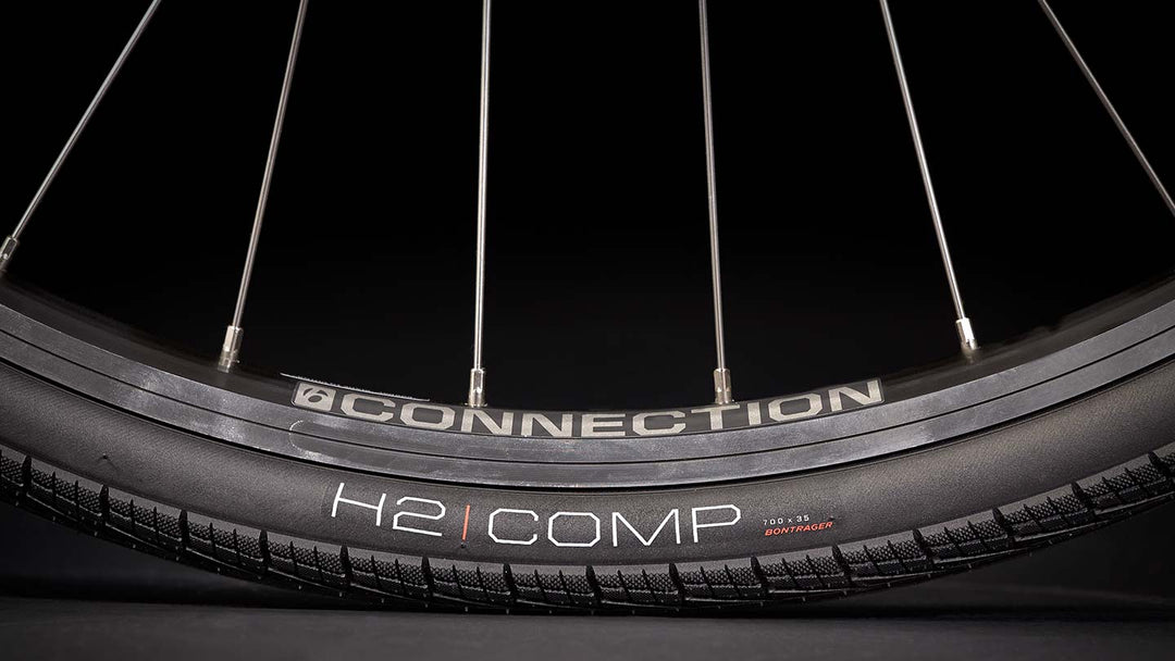 クロスバイクに装備されている細すぎないちょうど良い太さのタイヤの写真