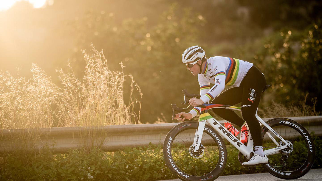 世界選手権勝者しか着ることができないアルカンシェルジャージとアルカンシェル柄にカスタムペイントを施したマドンで走る様子