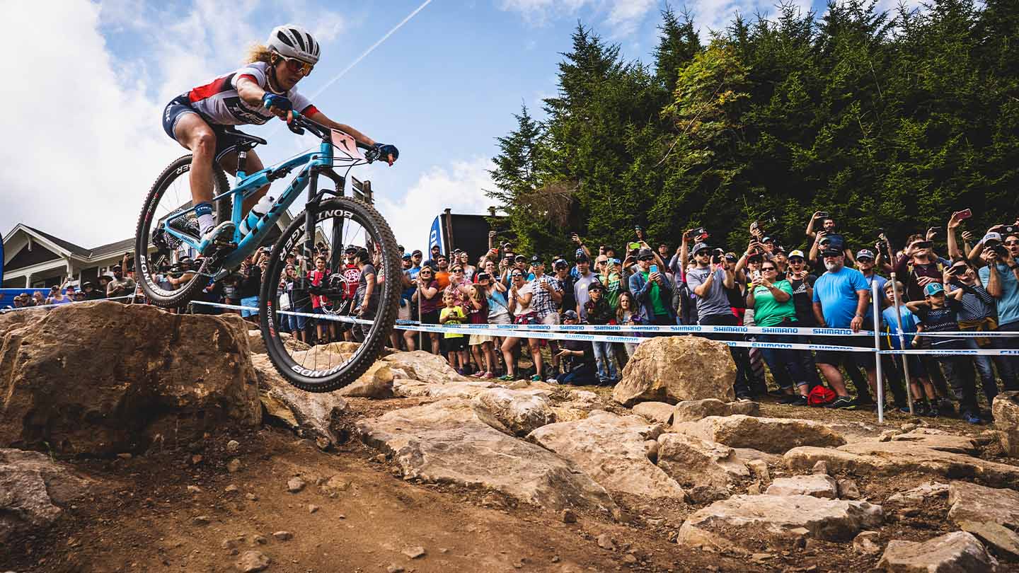 XCレースの下のロックセクションのドロップオフを降りているヨランダネフ選手の写真