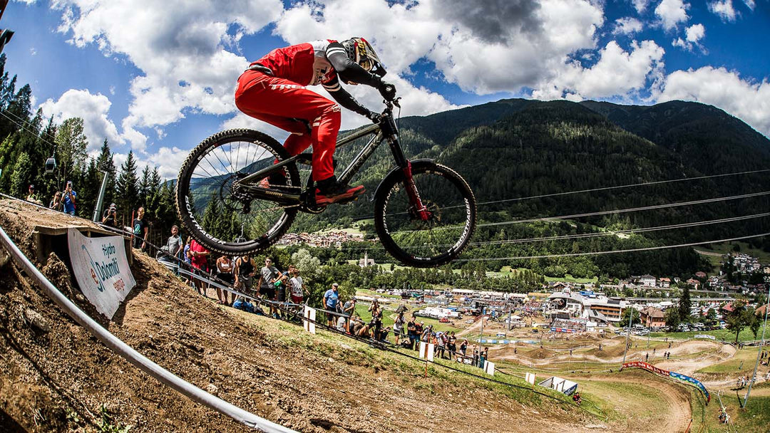 マウンテンバイクのレースで空高くジャンプを決めている様子