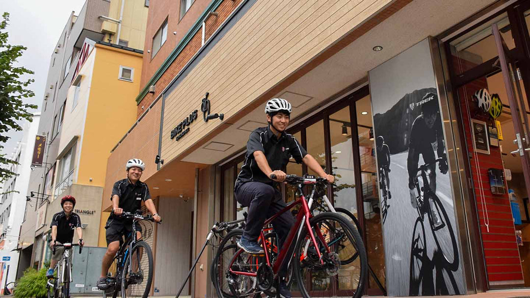 クロスバイクやロードバイクを試乗している様子