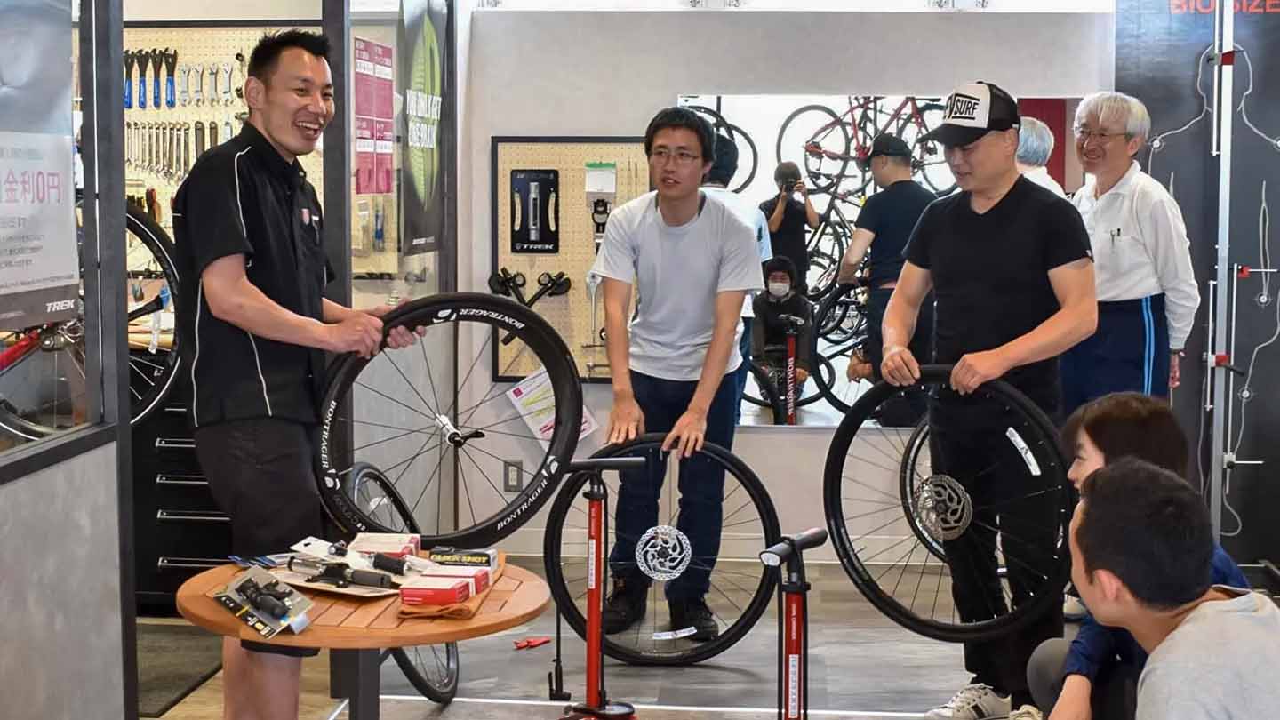 タイヤチューブ交換講習会の様子