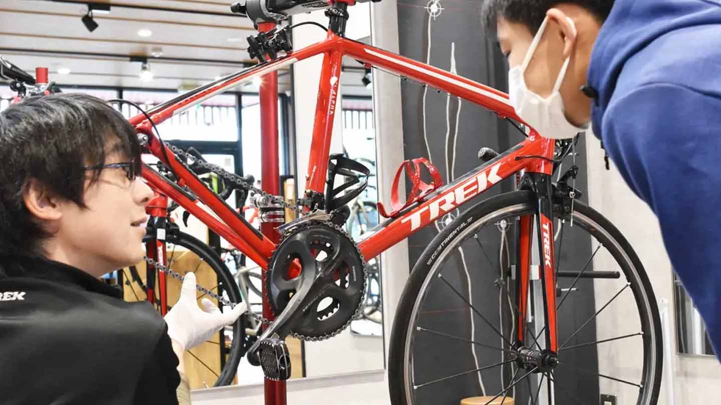 チェーンのクリーニング方法をお伝えしている様子