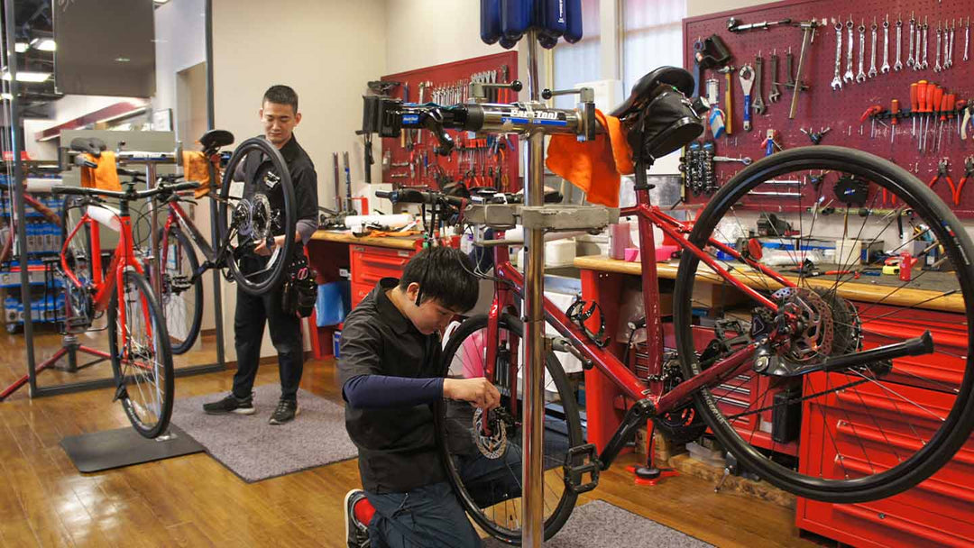 設備の整ったメンテナンスエリアで、メンテナンスや点検などの作業を行っている様子