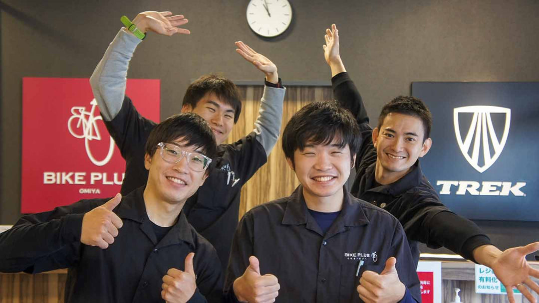 笑顔でポーズを決めるバイクプラスさいたま大宮店の全スタッフ集合写真