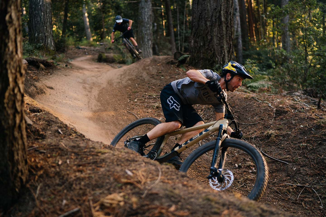 新型トレイルバイク「TREK Roscoe シリーズ」でトレイルを下っている写真