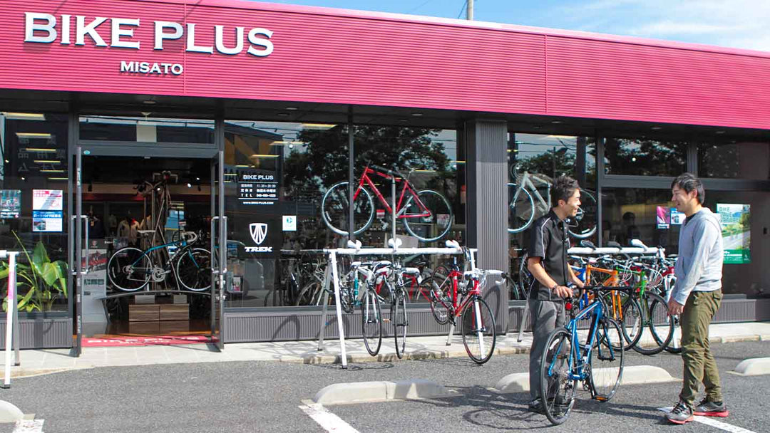 お店の外で試乗車の接客をしている写真