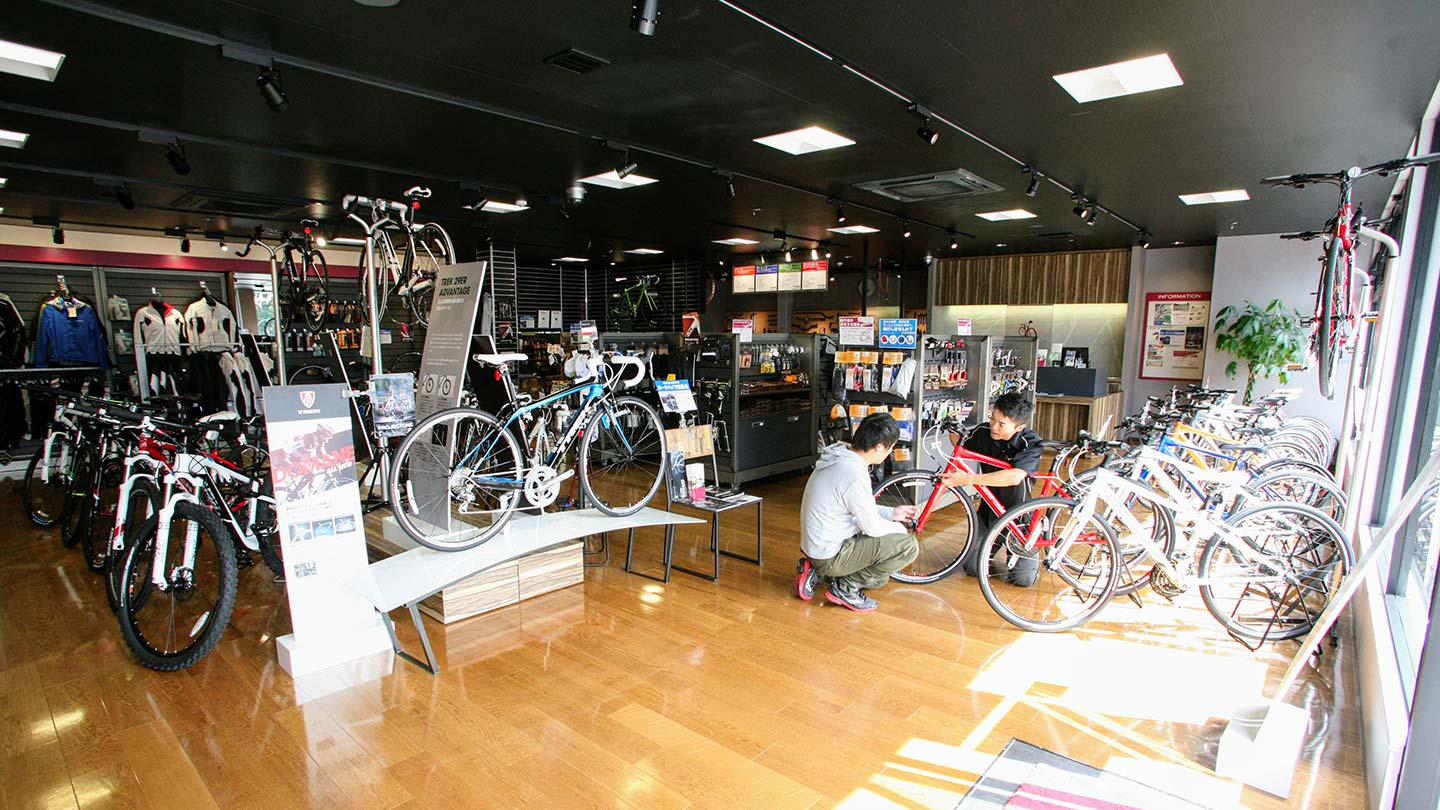 スタッフのクロスバイクの接客に熱心に耳を傾ける様子