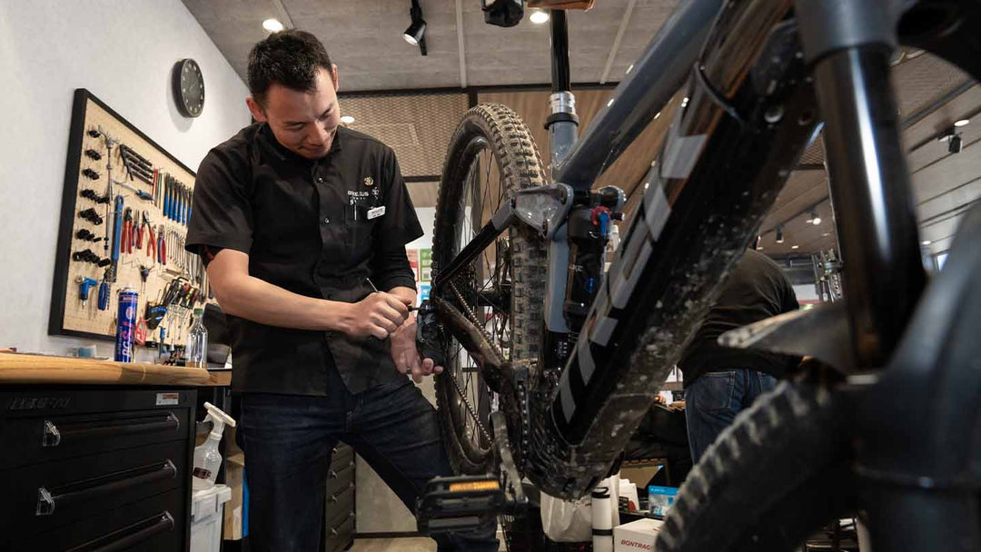 eMTBの点検をするスタッフの様子