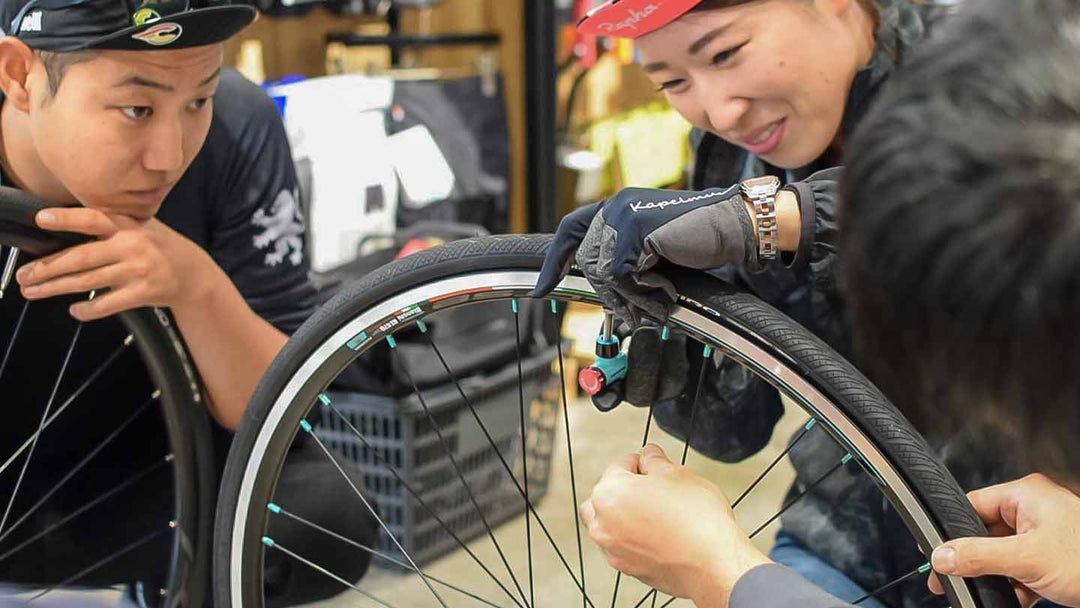 タイヤチューブ交換講習会の一コマ