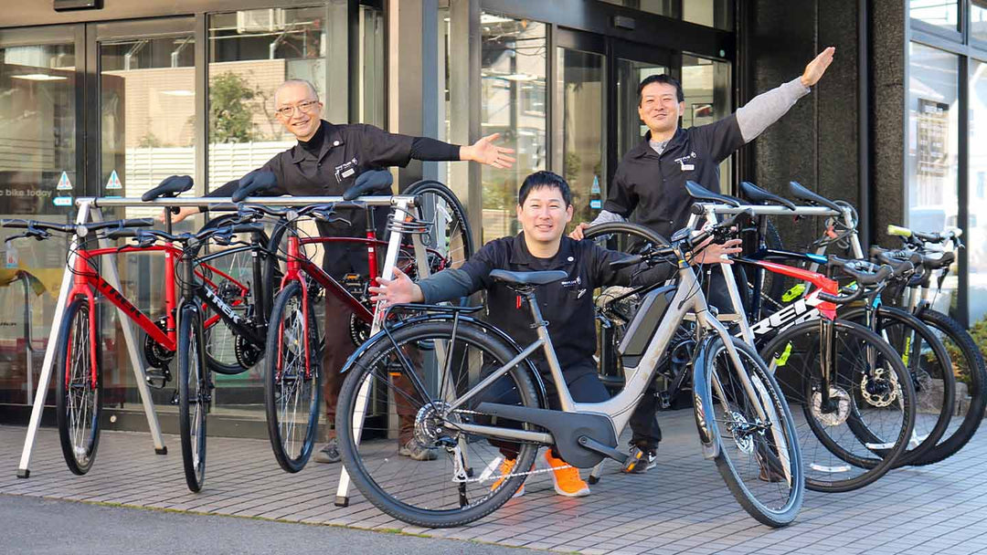 たくさんの試乗車を両手を大きく広げて紹介している様子