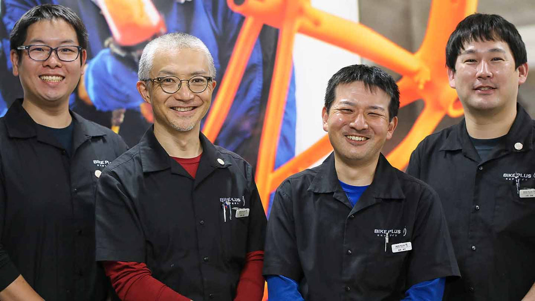 バイクプラス多摩センター店全スタッフの集合写真