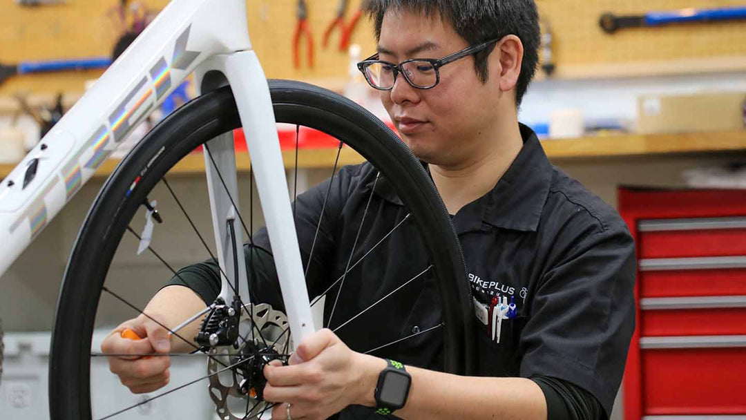 ディスクブレーキキャリパーの取り付け作業を行っている様子