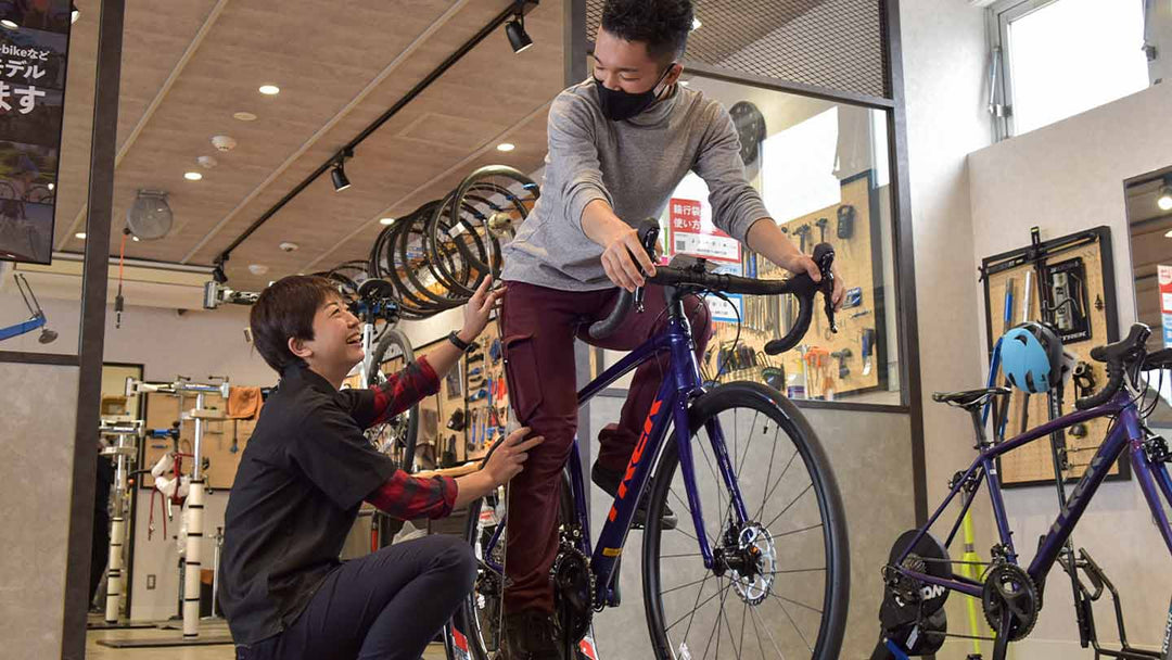 バイクフィッティング専門スペースで膝の角度を確認しながらフィッティングをする様子