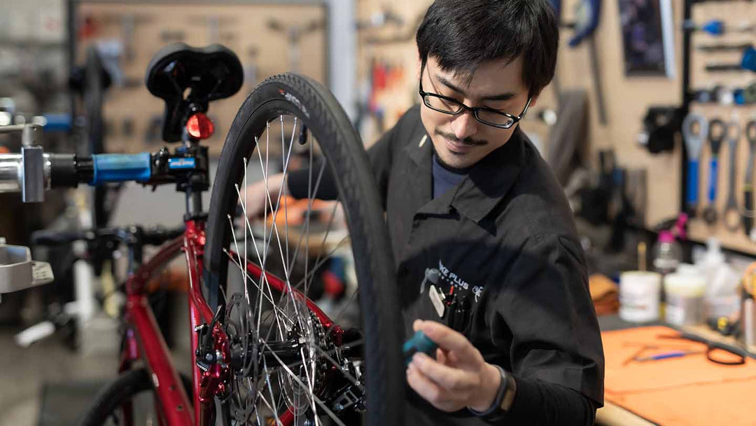 専用テックエリアでリアディレイラーの調整をするスタッフの様子