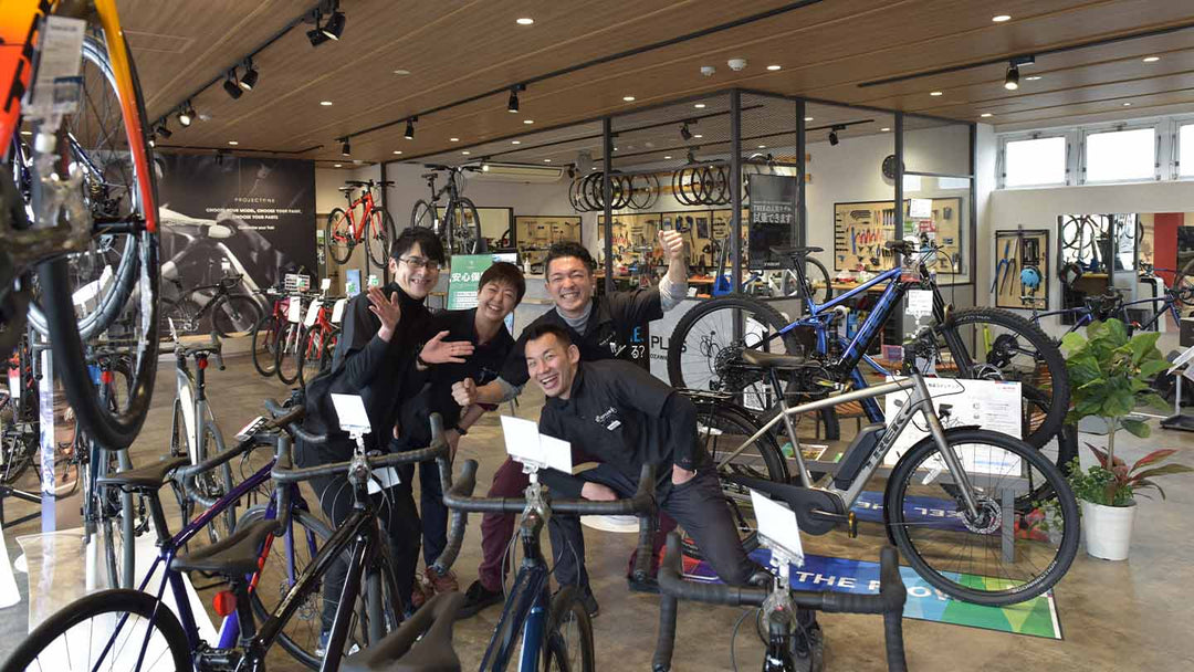 バイクプラス所沢店スタッフの集合写真