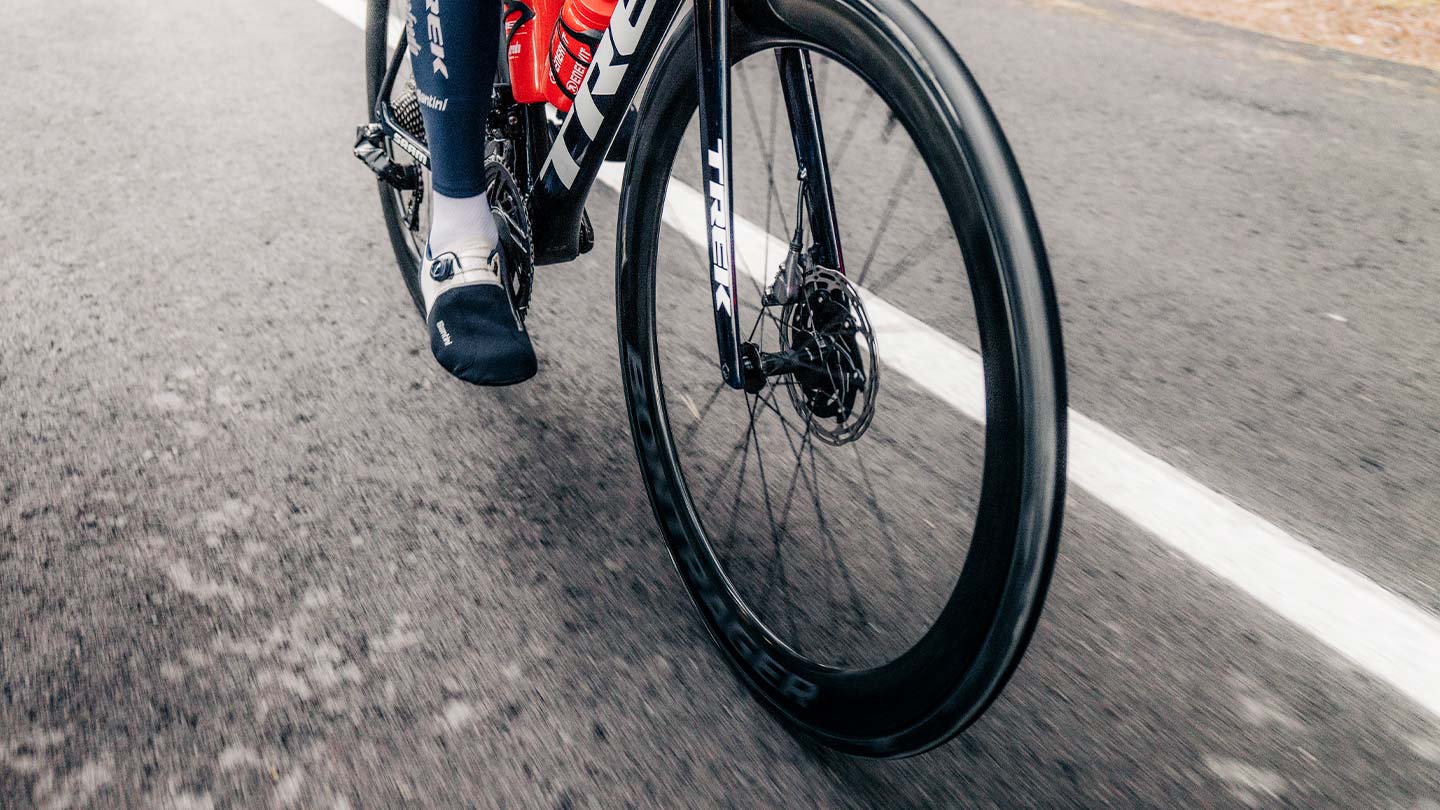 ホイールにスポットを当てたロードバイクライドのイメージ写真