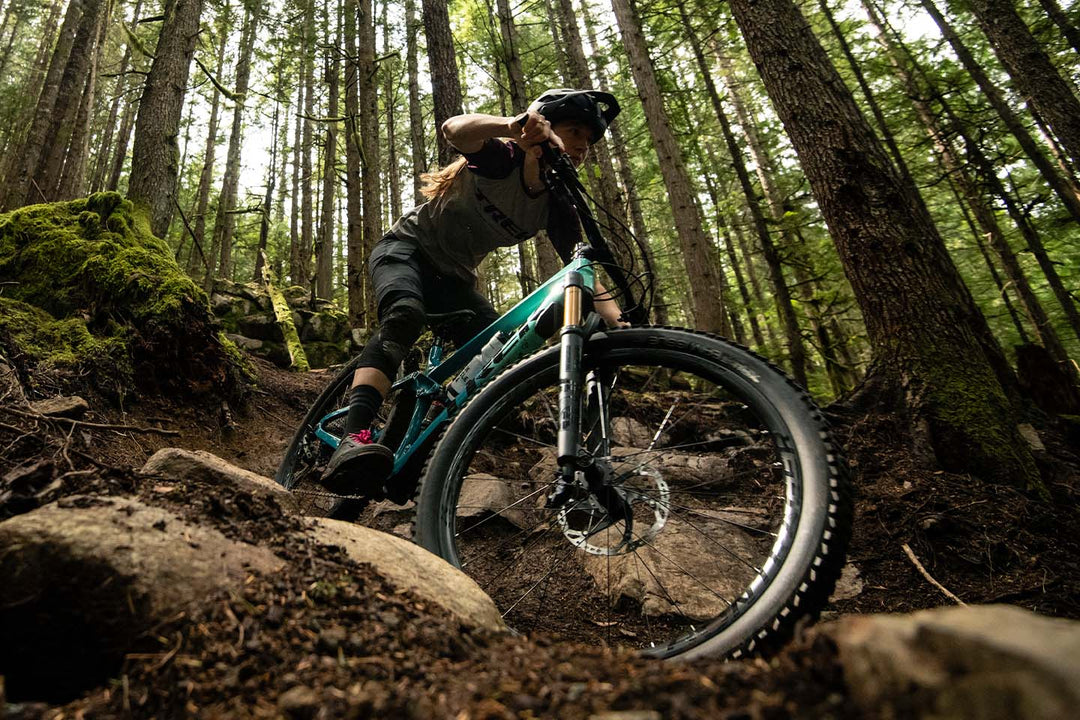 マウテンバイクでロックセクションを下っている女性ライダー
