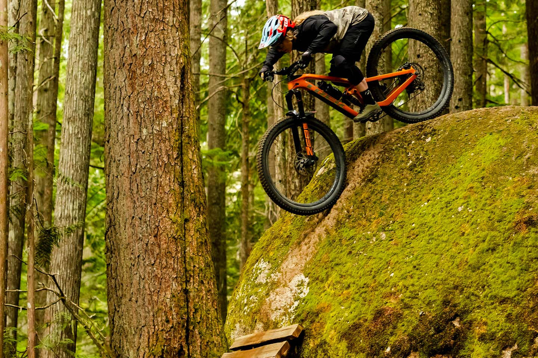 フラットペダルとシューズの相性がよければ激しいセクションでも安定したライドをできることを紹介している写真