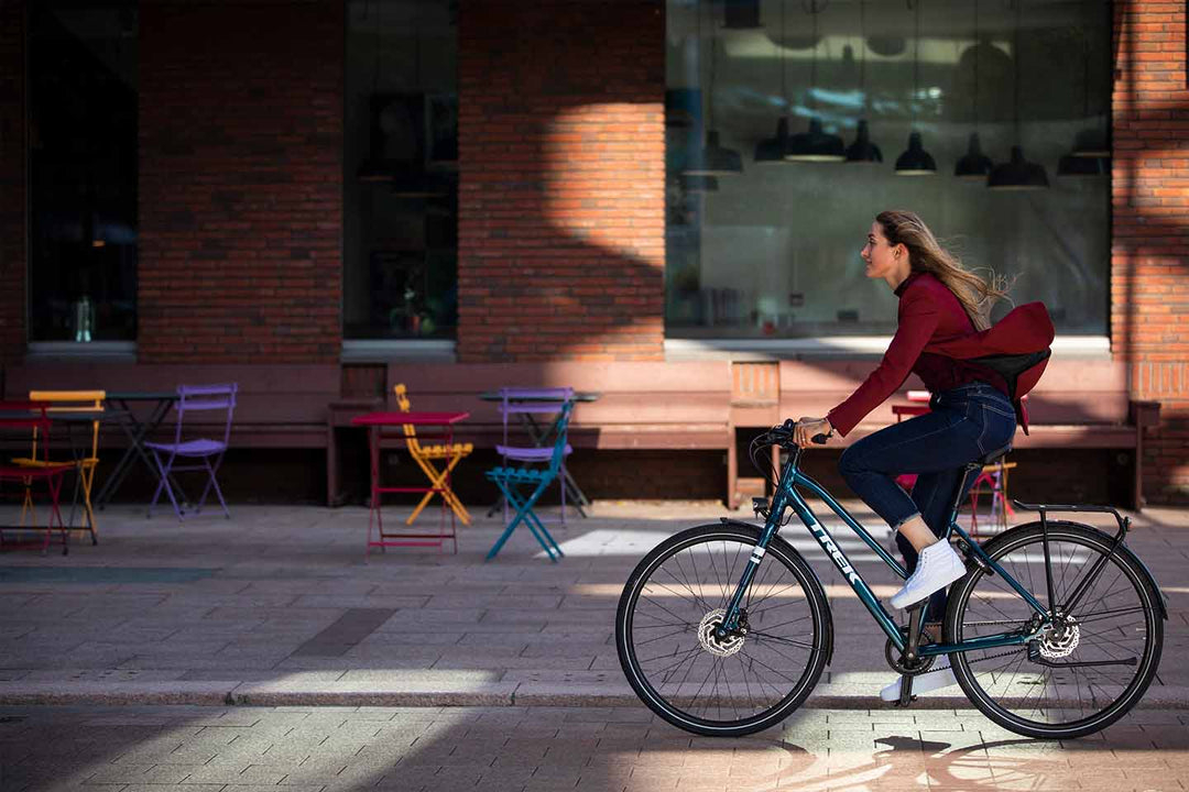 お洒落な街角を走るクロスバイクのライドイメージ画像
