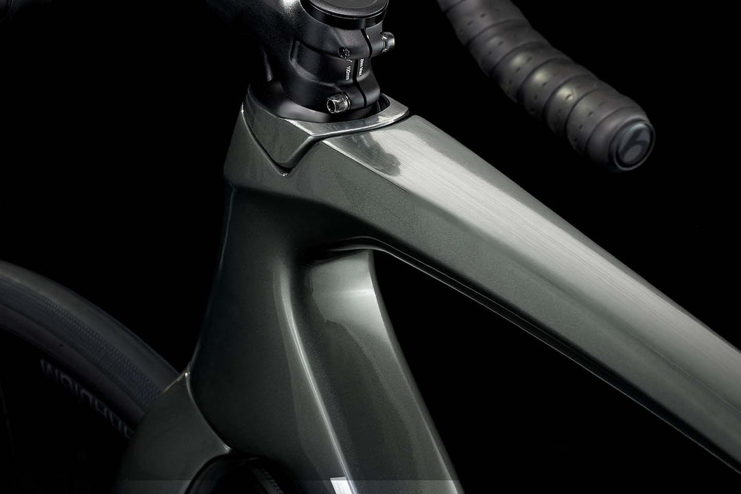 カーボンフレームロードバイクのヘッドチューブ部分の写真