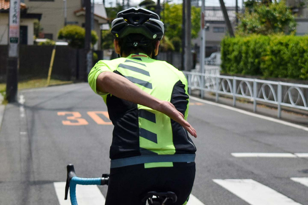 右に寄っての手信号