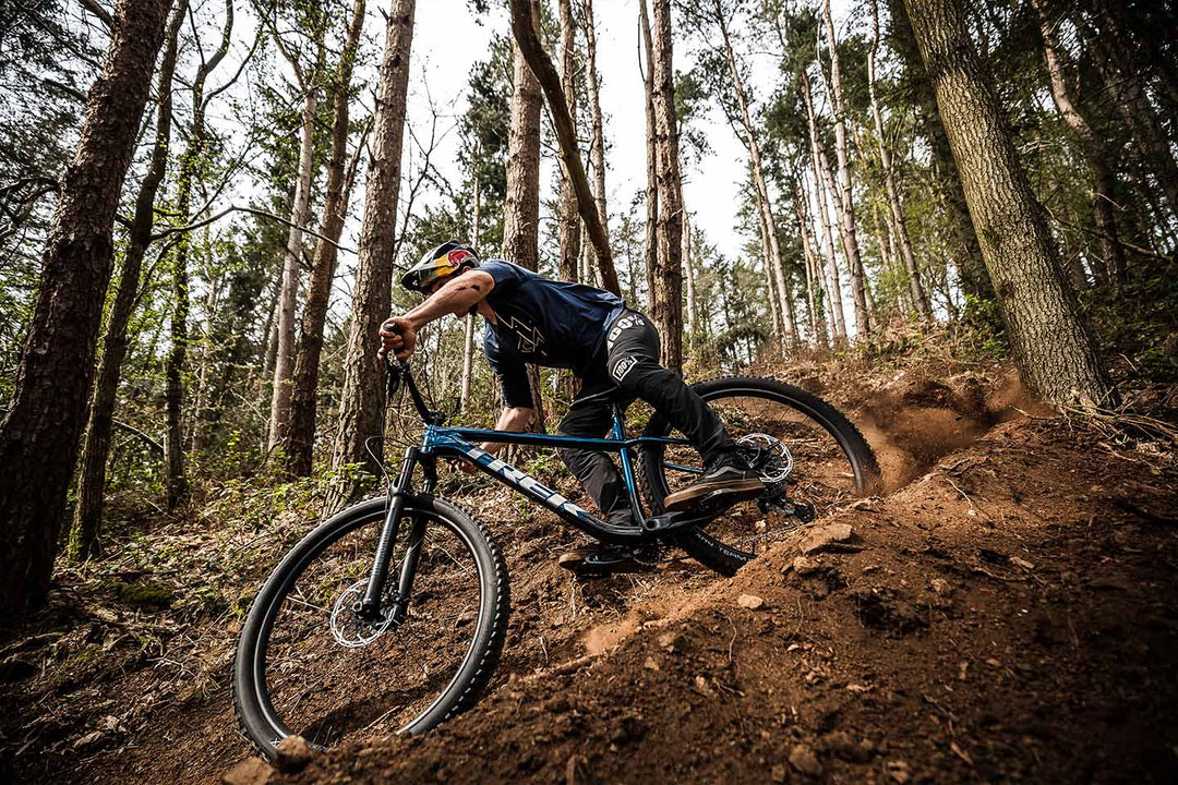 ハードテールマウンテンバイクのライドイメージ写真