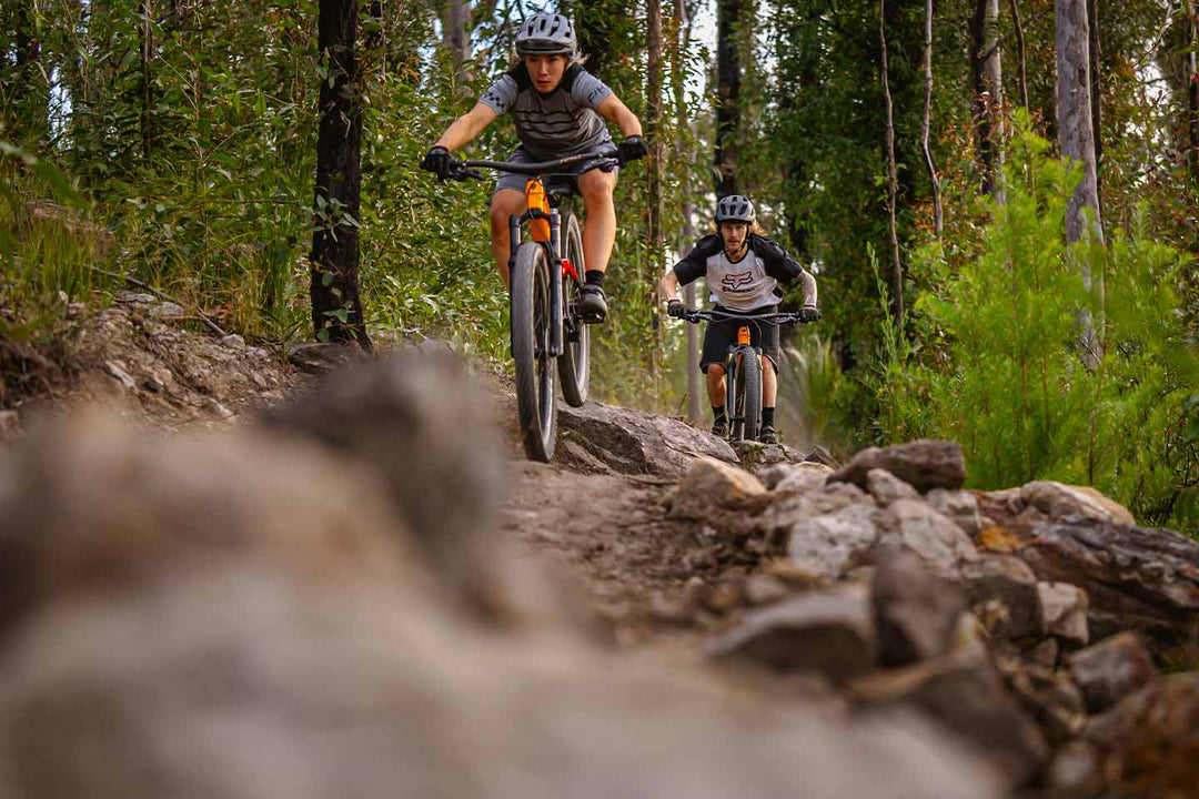 フルサスペンションマウンテンバイクでの細かな岩場のライドイメージ