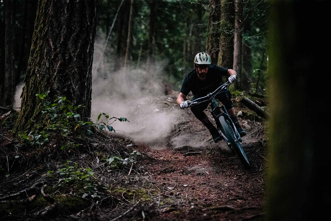 フロントサスペンションマウンテンバイクでトレイルをくだっているイメージ