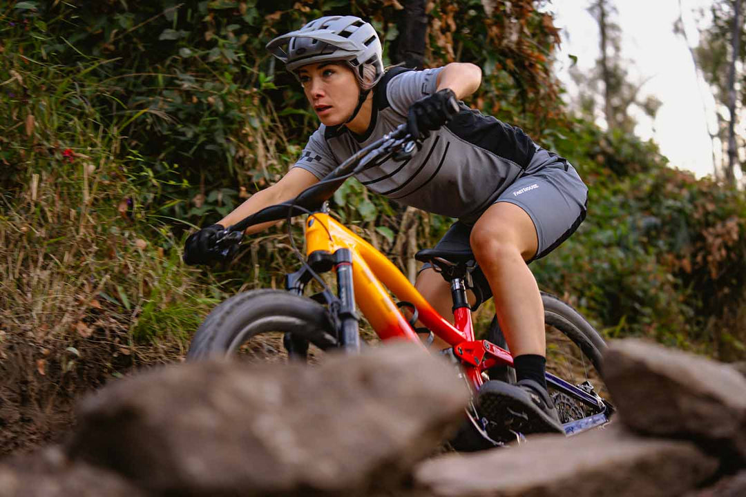 フルサスペンションマウンテンバイクで岩場を下るイメージ