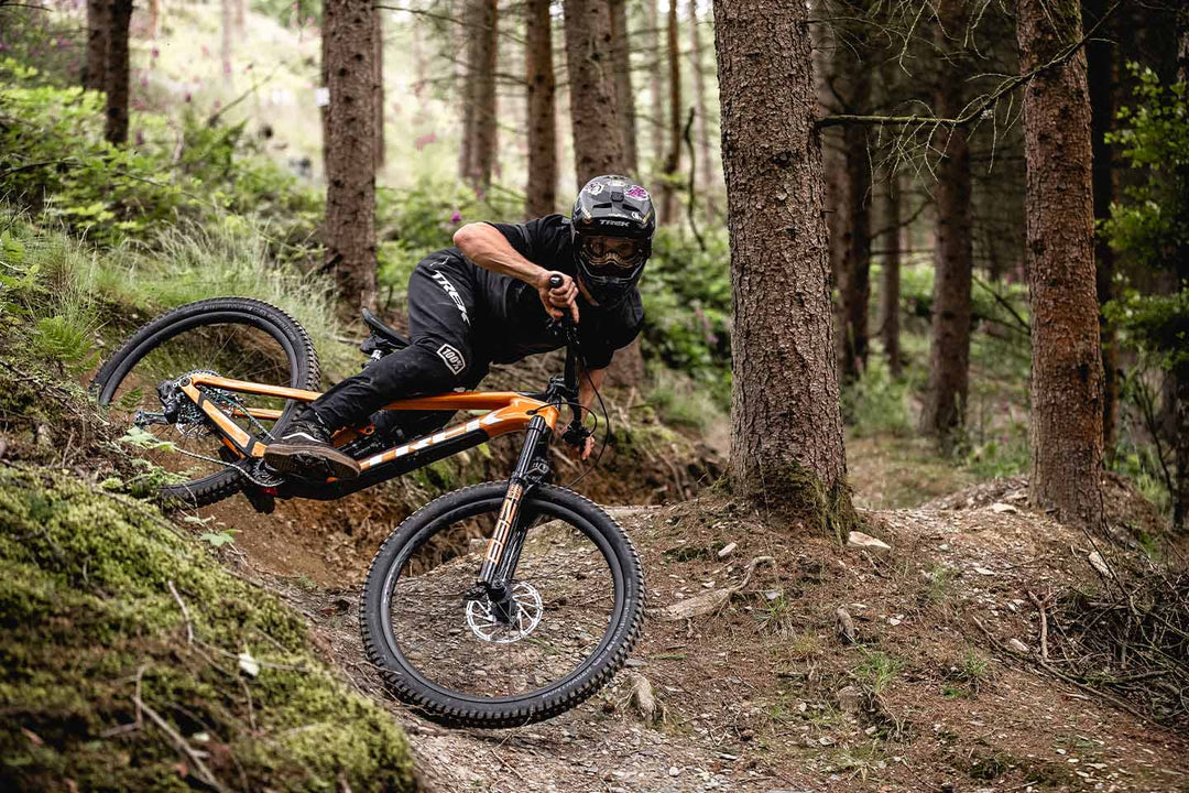 タイトコーナーを曲がるフルサスペンションMTB