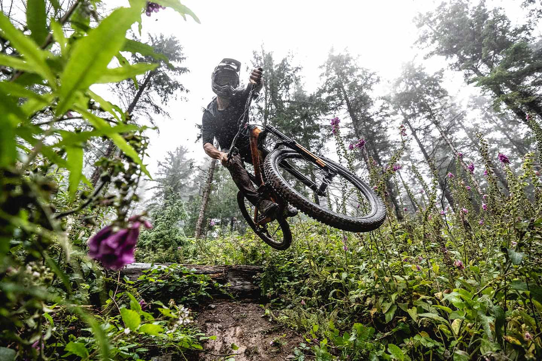ジャンプしているマウンテンバイクを地面から見上げる写真