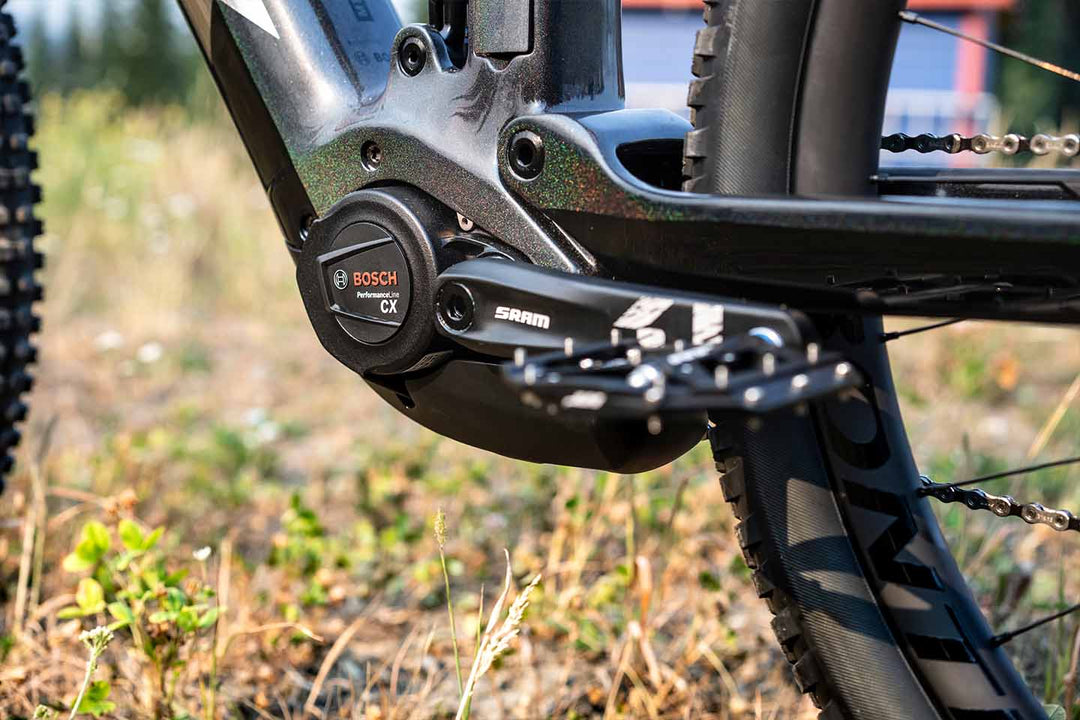 Boschの電動アシストモーターユニットとクランクセット周辺の写真