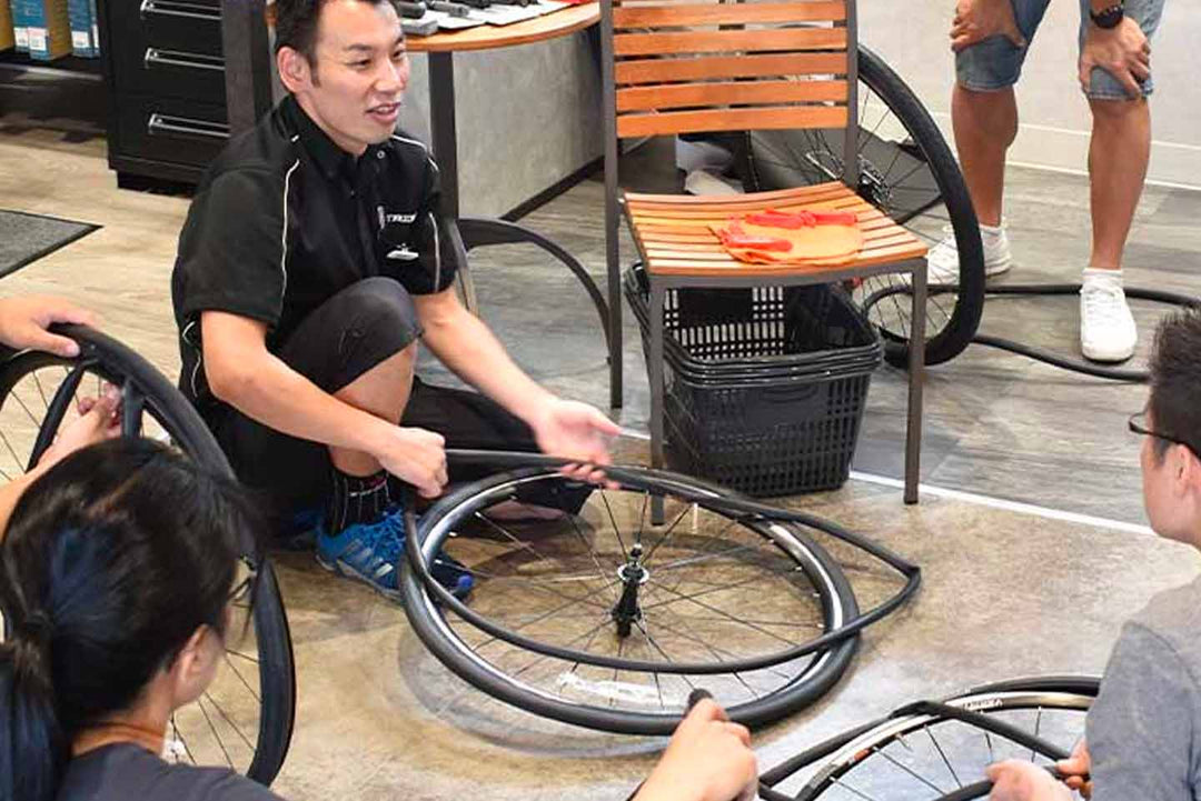 タイヤチューブ交換講習会の一コマ