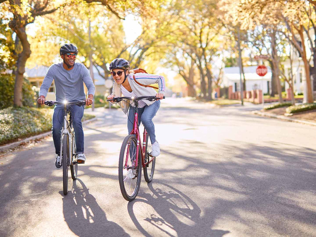 eクロスバイクでポタリングする男女の写真